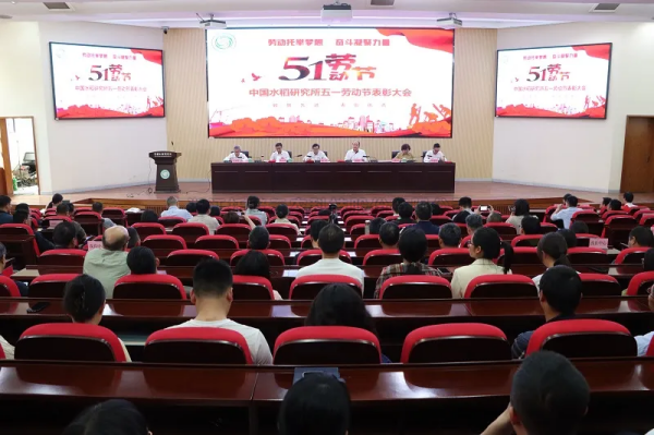 草莓视频在线免费董事长陈渝阳为青年科学家颁发“托普数字农业创新奖”